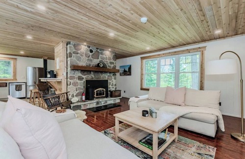 Lion's Head Cottage | Charming French-Country Home w/Hot Tub & EV Charger Near Bruce Trail