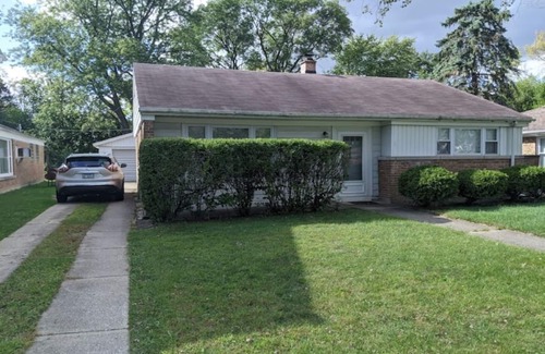 Homewood House | Charming Fully Furnished 2BD/1 BA Home in Homewood, IL