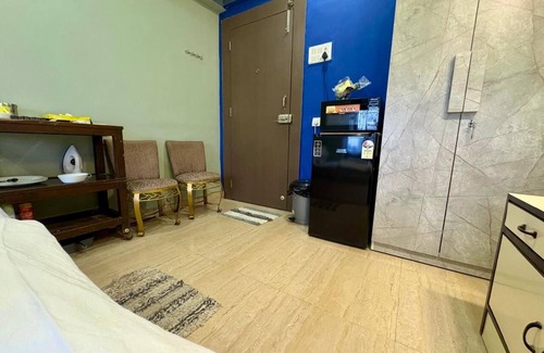 Bandra West Apartment | Charming Fully Furnished Studio at Hill Road, Bandra West.