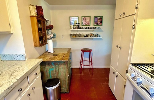 Menlo Park House | Charming furnished 2BR sanctuary with WiFi & off-street parking in Menlo Park,