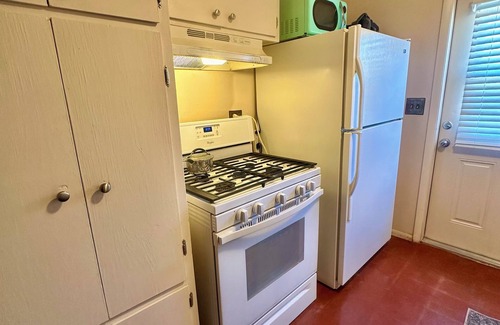 Menlo Park House | Charming furnished 2BR sanctuary with WiFi & off-street parking in Menlo Park,