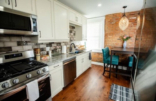 Downtown Columbus House | Charming German Village historic stay with hot tub