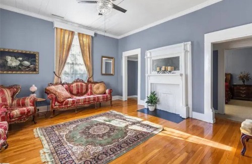 Anderson House | Charming Getaway | Queen Bed, Yard & Free Parking