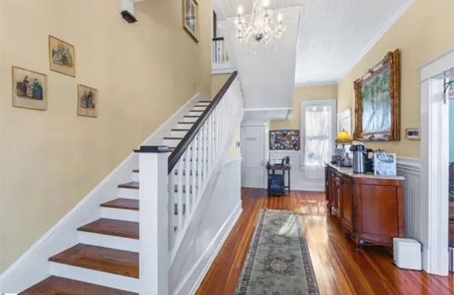 Anderson House | Charming Getaway | Queen Bed, Yard & Free Parking