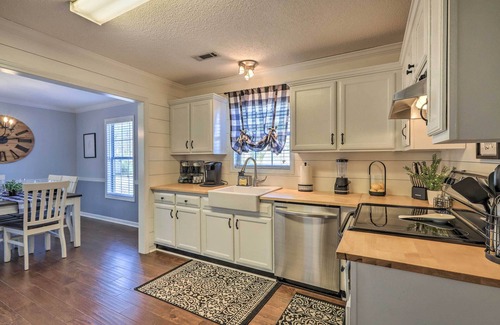 Newnan House | Charming Getaway w/Grill: 2 Mi to Newnan Square!