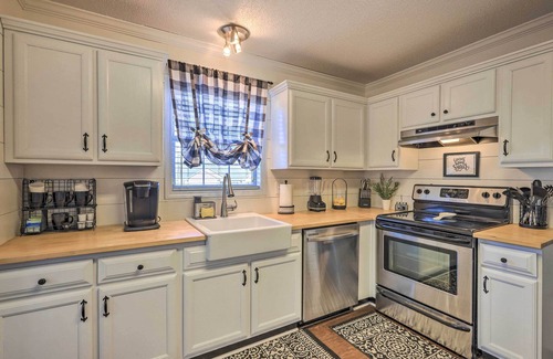 Newnan House | Charming Getaway w/Grill: 2 Mi to Newnan Square!