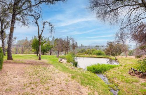 Cedar Ridge Apartment | Charming Grass Valley Studio with Deck and Pond Access