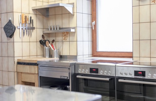 Kitzbuehel House | Charming Guesthouse, Central, 270m to Ski Bus