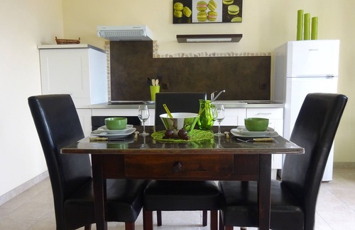 Pomerols Apartment | CHARMING GUEST GARDEN TERRACE SWIMMING POOL, FREE PARKING AND WIFI, BEACHES 8 Km away