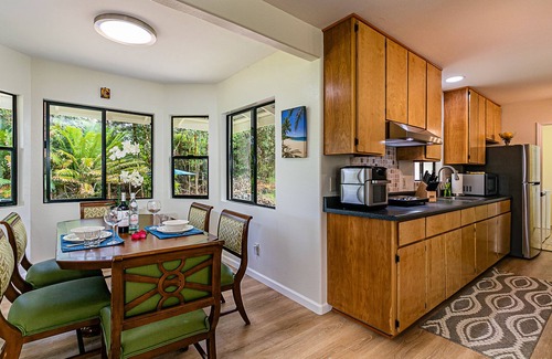 Fern Acres House | Charming Guest House in Mountain View