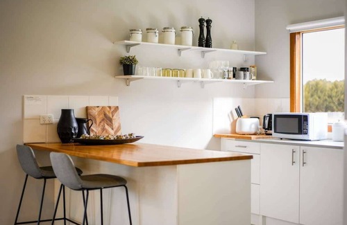 Hastings House | Charming Guesthouse Retreat in Hastings w laundry