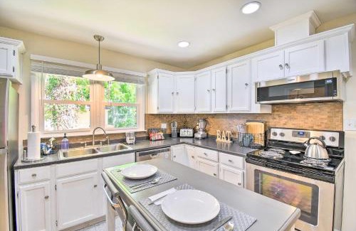 Hampton House | Charming Hampton Home with Yard 2 Mi to Beach!