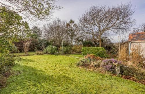 South Hayling House | Charming Hayling House with Garden Pass The Keys