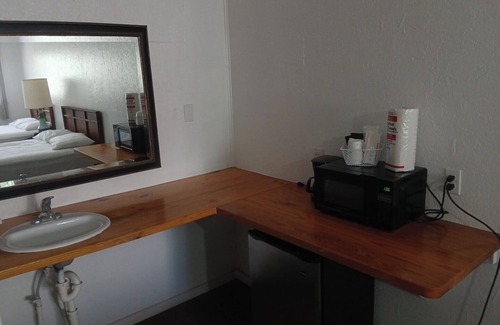 Mayo Hotel | Charming Hill Top Room 17 in Mayo with WiFi, AC, fitness room