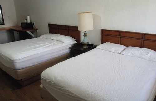 Mayo Hotel | Charming Hill Top Room 17 in Mayo with WiFi, AC, fitness room