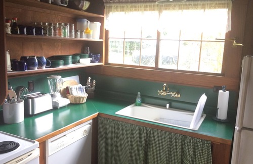 Volcano Cottage | Charming Historic Sugar Era Family Home Close to Volcanoes National Park!