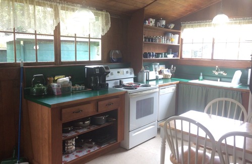 Volcano Cottage | Charming Historic Sugar Era Family Home Close to Volcanoes National Park!