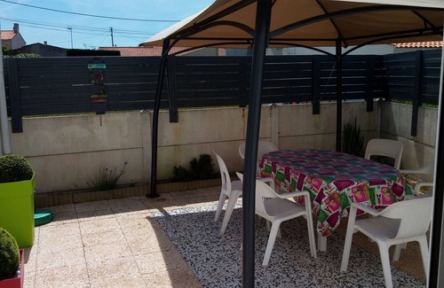 LʼAiguillon-sur-Mer House | Charming House Near Village Center, Beaches, and Sunlit Garden for 5 Guests