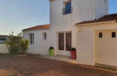 LʼAiguillon-sur-Mer House | Charming House Near Village Center, Beaches, and Sunlit Garden for 5 Guests