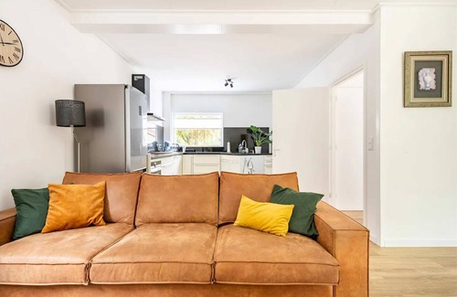 Ijsselmonde House | Charming holiday home in Poortugaal with garden