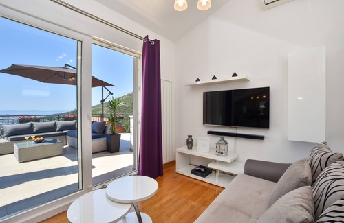 Klis Villa | Charming Holiday House with pool