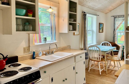 Empire House | Charming Holly's Cottage: In the Heart of Empire