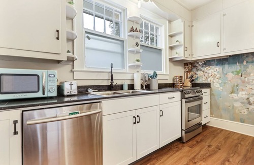 Greenville House | Charming Home in Arts District GVL + 1mi to Falls Park DT+ 5 Min Walk to Food