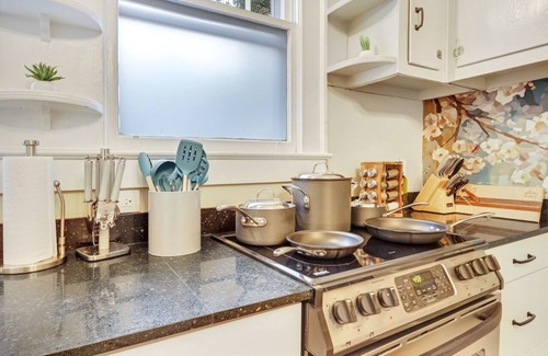 Greenville House | Charming Home in Arts District GVL + 1mi to Falls Park DT+ 5 Min Walk to Food