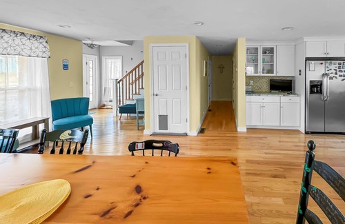 Sandwich House | Charming home in the seaside village of Town Neck with Central AC