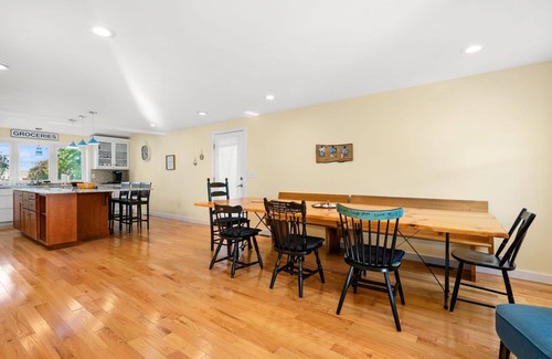 Sandwich House | Charming home in the seaside village of Town Neck with Central AC