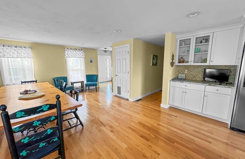 Sandwich House | Charming home in the seaside village of Town Neck with Central AC