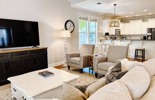 Riverwood Plantation House | Charming Home - Near Champions Retreat