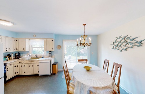 Cutchogue House | Charming home with a fire pit, grill, W/D, & AC - North Fork Wine Country