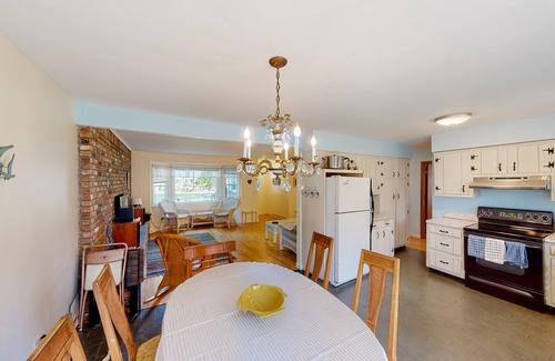 Cutchogue House | Charming home with a fire pit, grill, W/D, & AC - North Fork Wine Country