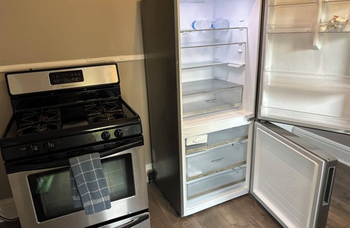 Mount Clemens Apartment | Charming Home-y 2-bedroom apt w high-speed Wifi in Vibrant Dwntwn Mount Clemens