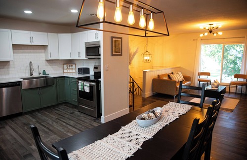 Royal Manor House | Charming House: Game room, Cinema, 5min to Airpt/Easton mall, 12 min OSU/New Alb