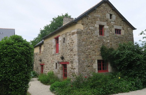 Saint-Pern Cottage | Charming house in a garden