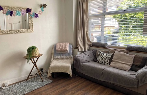 Tea Green House | Charming House Luton Airport