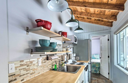 Kennebunk Cottage | Charming Jacuzzi-Suite - Walk to Parson's Beach!
