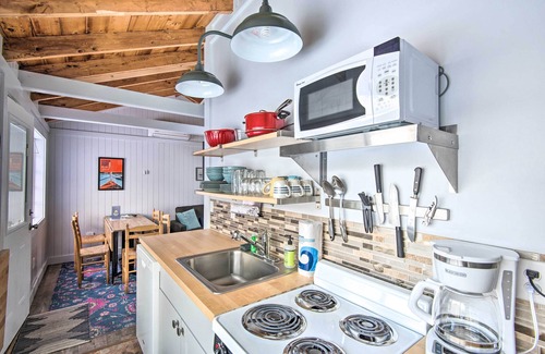 Kennebunk Cottage | Charming Jacuzzi-Suite - Walk to Parson's Beach!