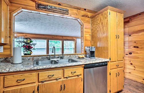 Jamestown Cabin | Charming Jamestown Cabin w/Large Backyard!