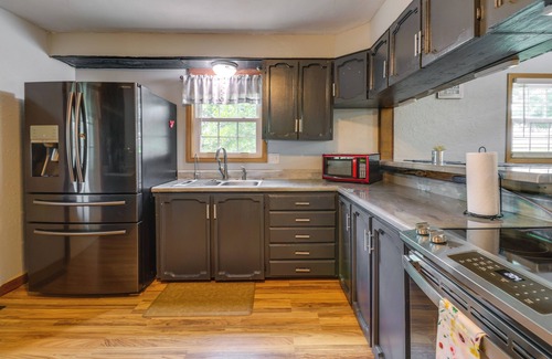 Newkirk House | Charming Kaw Lake Country Home w/Game Room!