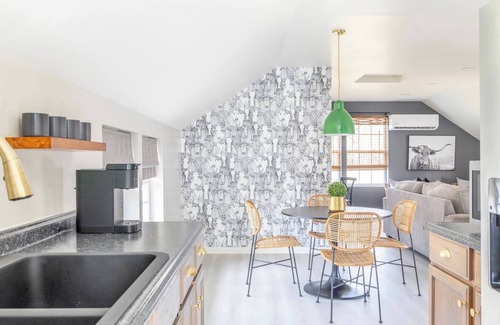 La Grange House | Charming La Grange Escape Sleeps 17 | Next to Ice Plant Wedding Venue
