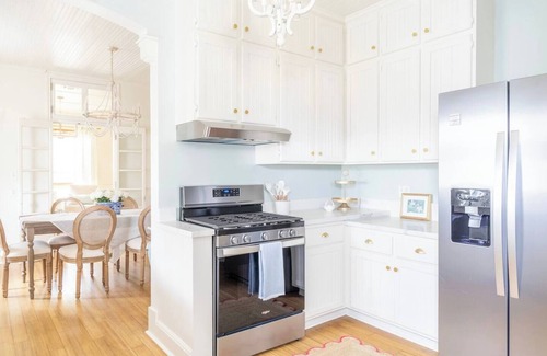 La Grange House | Charming La Grange Escape Sleeps 17 | Next to Ice Plant Wedding Venue