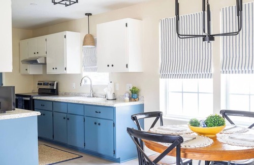 La Grange House | Charming La Grange Escape Sleeps 17 | Next to Ice Plant Wedding Venue