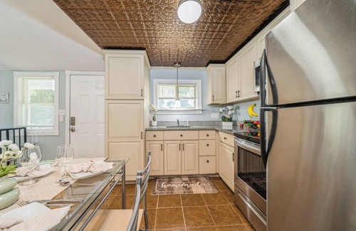 Hamburg Cottage | Charming Lake Community Cottage 2BR Retreat Near Mountain Creek