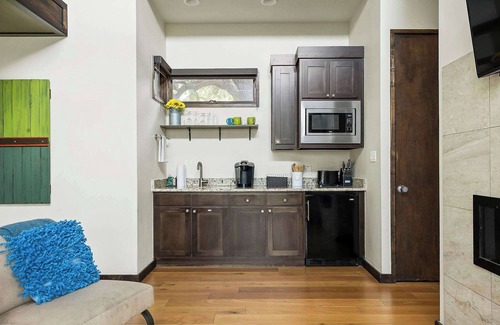 Spicewood Cabin | Charming Lake Getaway with Loft - Pickleball & BBQ
