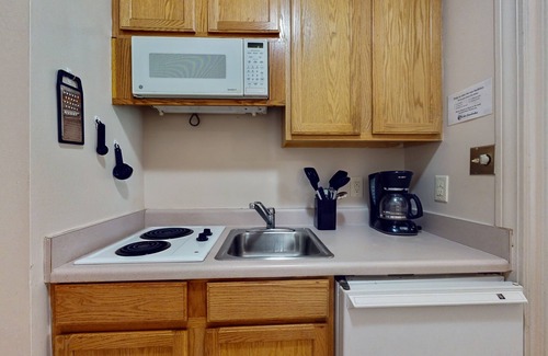 Lake Junaluska Apartment | Charming Lake Junaluska Apartment with Pool, Tennis, Golf & Scenic Views