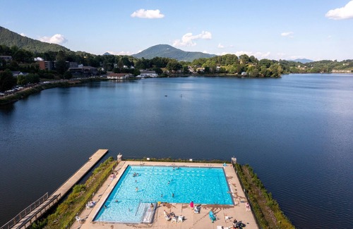 Lake Junaluska Apartment | Charming Lake Junaluska Apartment with Pool, Tennis, Golf & Scenic Views