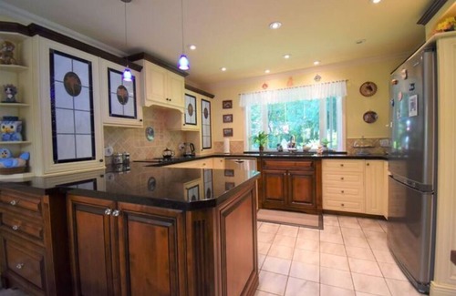Langley House | Charming Lake side Rancher, peaceful paradise